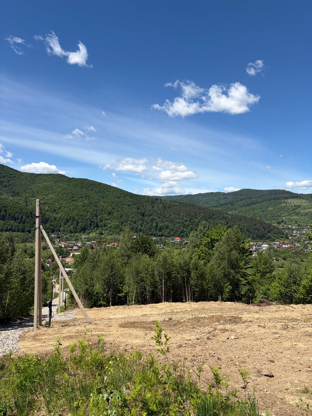 Реальне фото схилу з видом на долину, ліс і гори